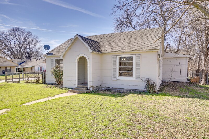 Building Photo - 901 N Howeth St