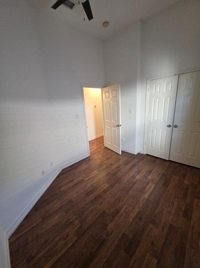 Building Photo - 16020 Fountainview Dr