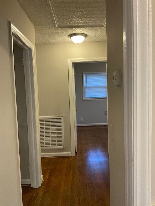 Building Photo - 4 Bedroom Brick Home in Gastonia - Hardwood Floors, Spacious Rooms!!!