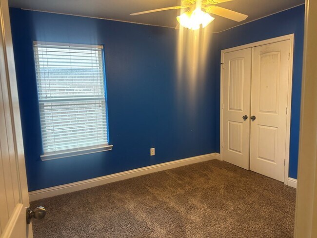 Building Photo - 808 E 96th St