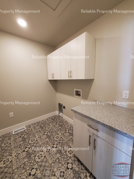 Building Photo - 359 N 3rd W