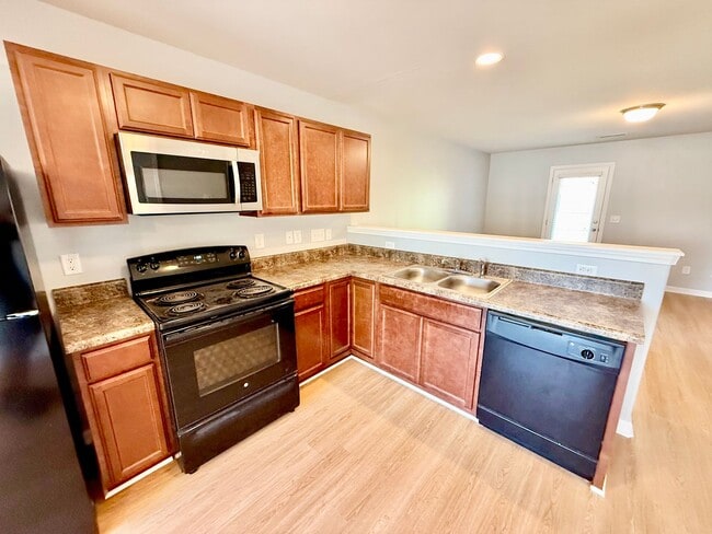 Building Photo - Beautiful 2 Bed 2.5 Bath townhome located ...