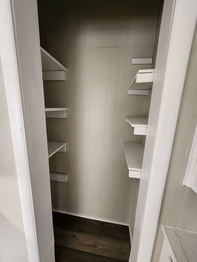 Building Photo - Spacious 3-Bedroom, 1-Bathroom Home AVAILABLE NOW!!