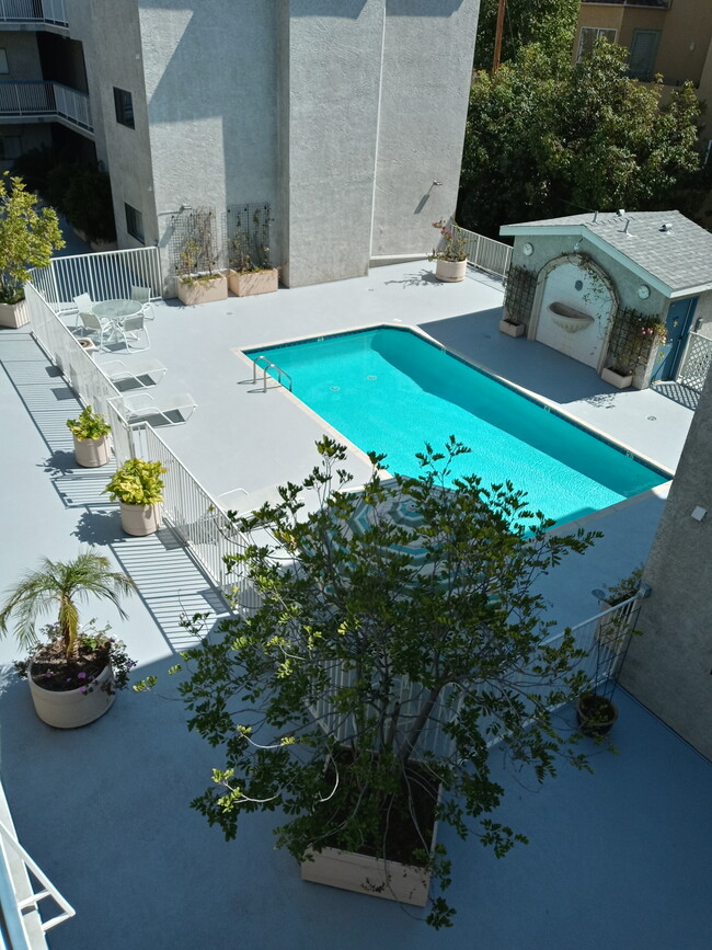 Building Photo - 12840 Moorpark St
