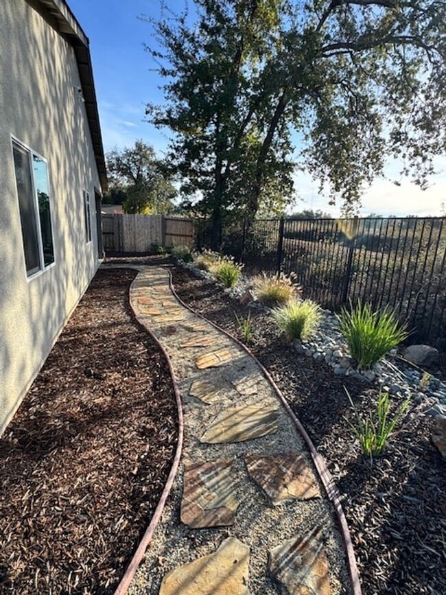 Building Photo - Beautiful 4-Bedroom Home in the Wyndham Es...