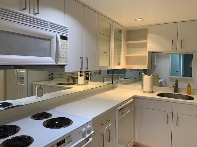 Kitchen - 400 E Colonial Dr