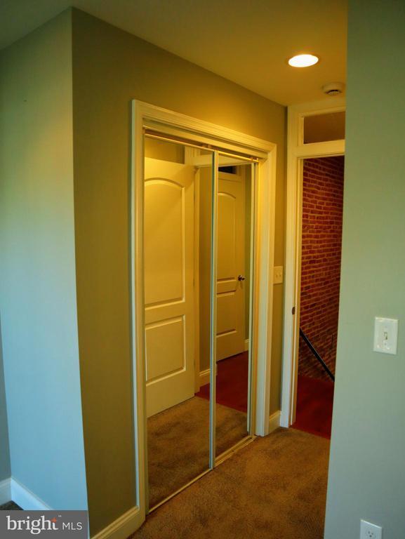 Building Photo - 926 S Curley St