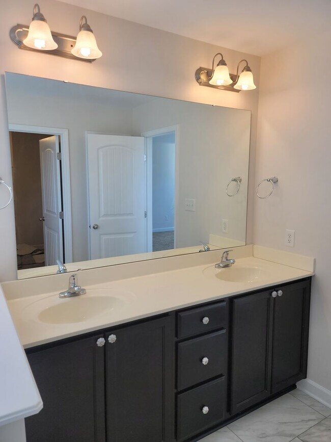 Building Photo - Immaculate 4 Bedroom, 3.5 Bath Home Located in Established Neighborhood. Minutes from Fort Bragg!