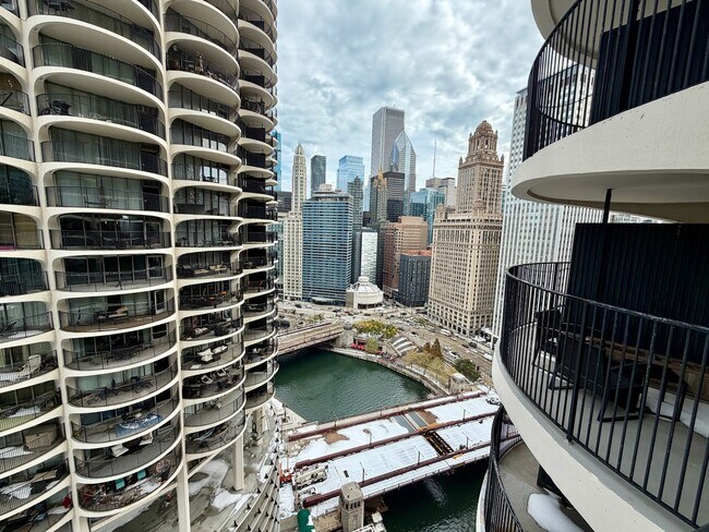 Building Photo - 300 N State St