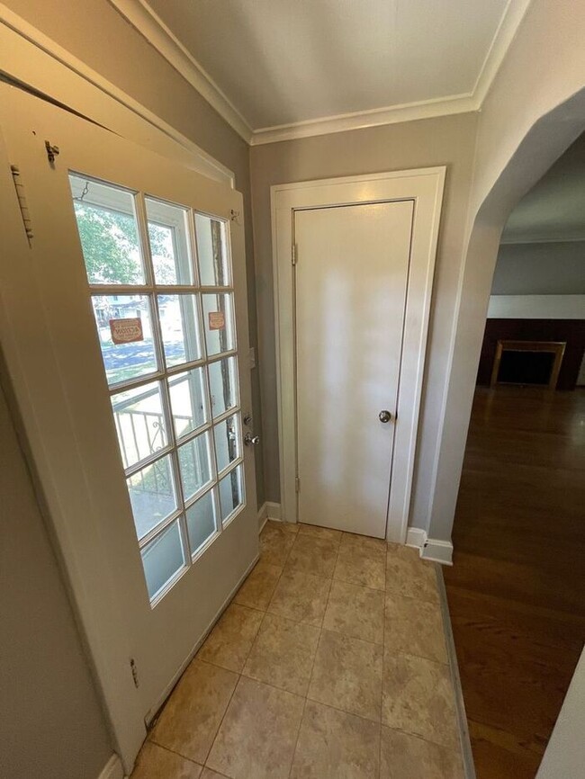 Building Photo - Charming 3 bedroom, 1.5 bathroom home in I...