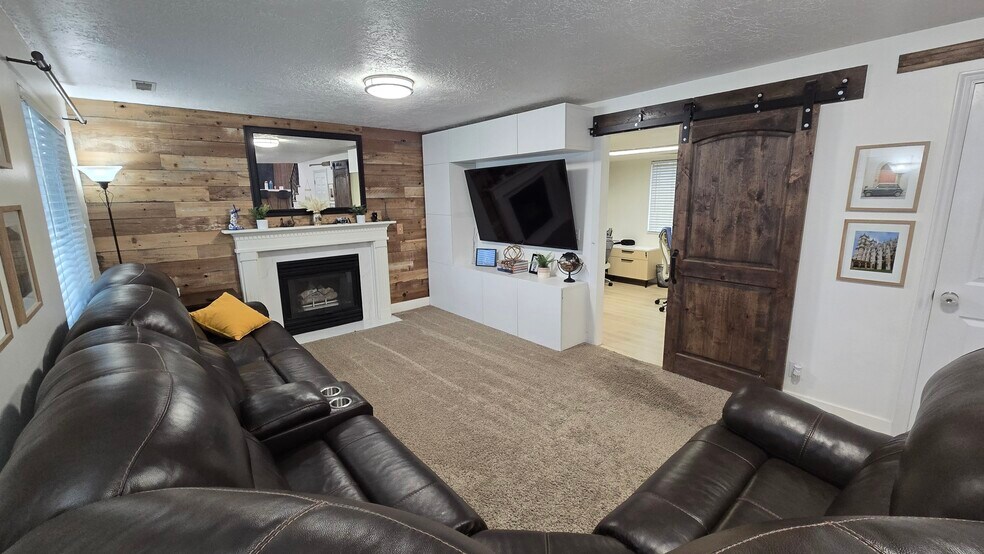 Building Photo - 2504 W Pine Needle Pl