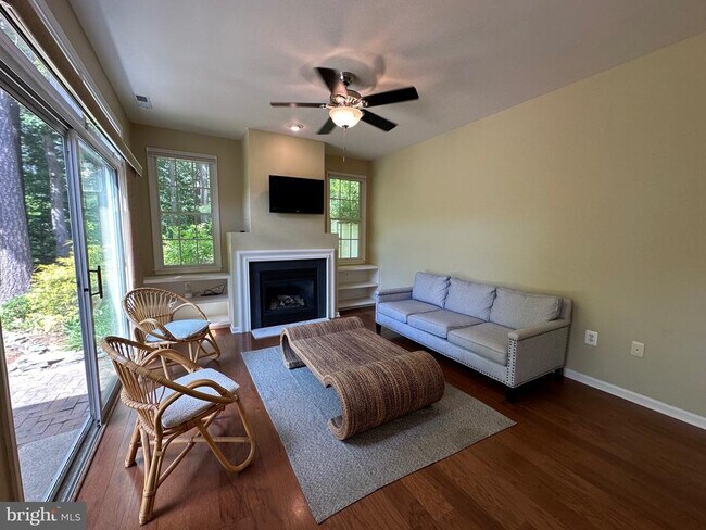 Building Photo - 28405 Pinehurst Cir