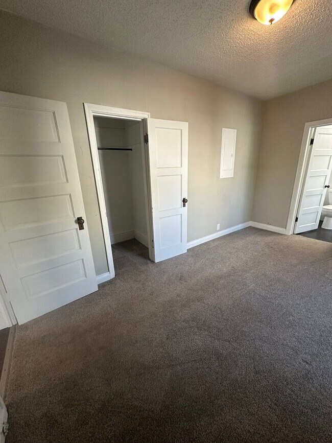 Building Photo - 113 N 6th St