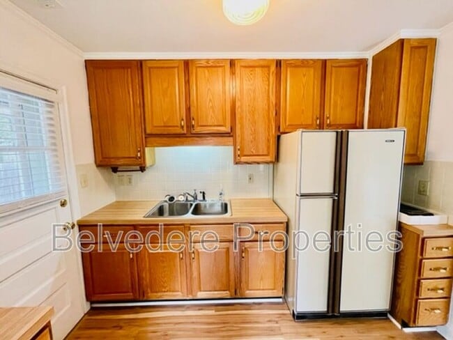 Building Photo - 2718 Robin Hood Dr