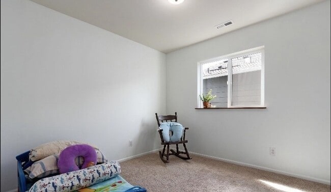 Building Photo - Large 4 bedroom home-Pet friendly!