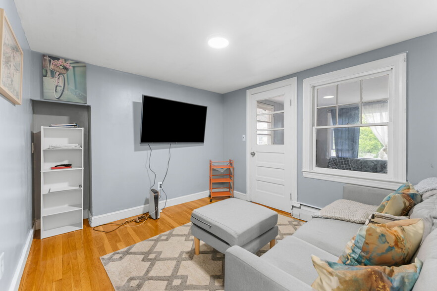 Building Photo - 44 Woodlawn Ave