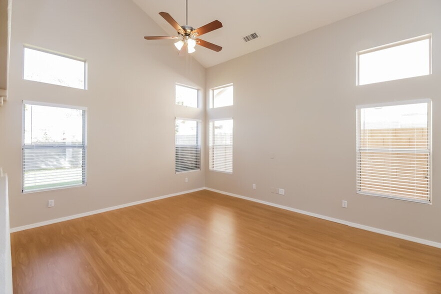 Building Photo - 1366 E Vaughn Ave
