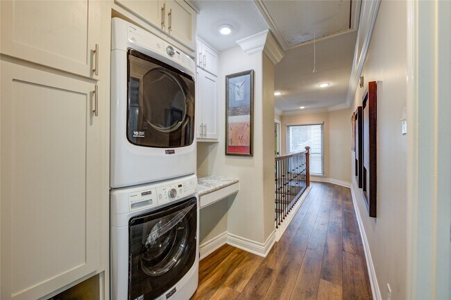 Building Photo - 2527 Potomac Dr