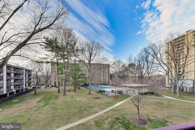 Building Photo - 7420 Lakeview Dr