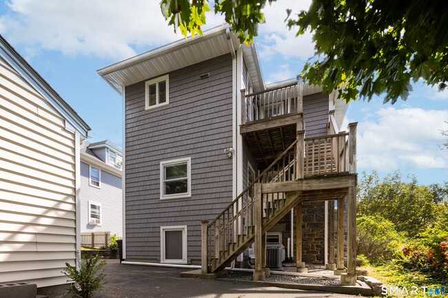 Building Photo - 18 Wessels Pl