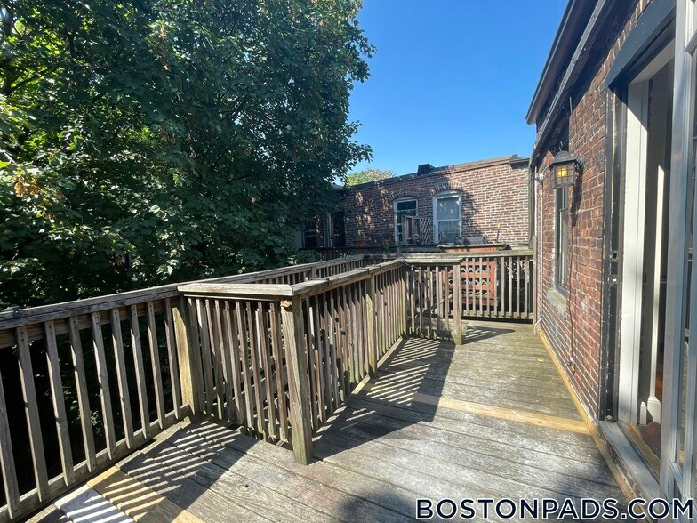 Building Photo - 151 Highland St