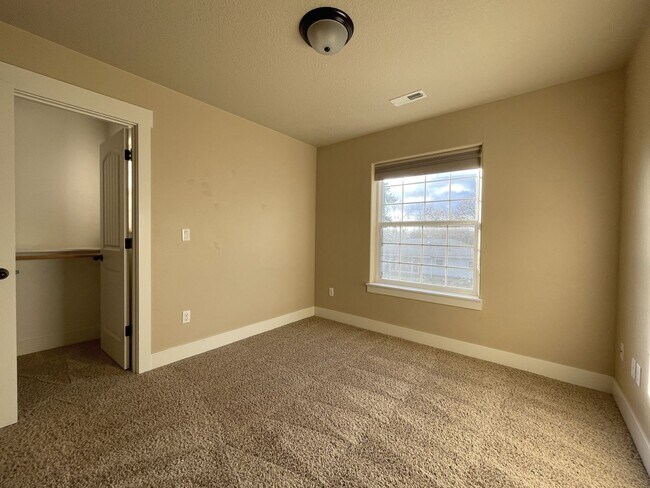 Building Photo - Fantastic South Tabor Home with Attached Garage, Washer/Dryer, A/C