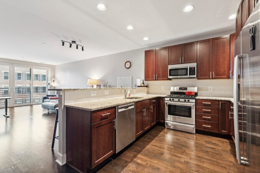 Building Photo - 600 S 24th St