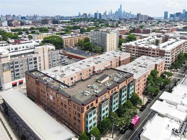 Building Photo - 1331 Grand St