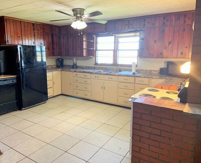 Building Photo - Pet Friendly House in Dow IL on 1 Acre
