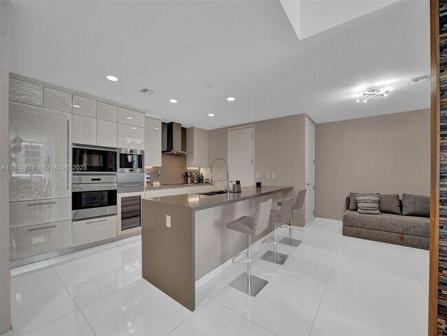 Building Photo - 17475 Collins Ave