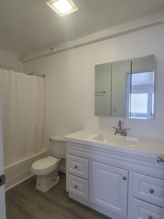 Ensuite Bathroom - 5073 Hermosa Ave