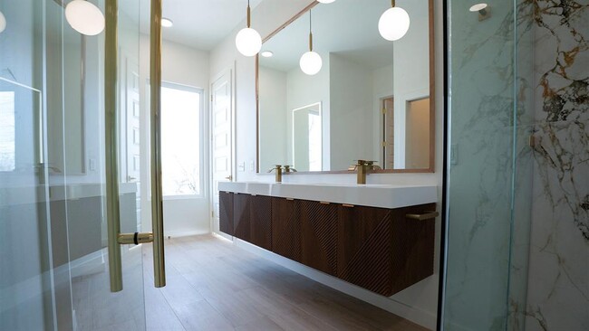 Building Photo - 605 N Idaho Ave