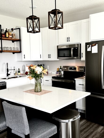Kitchen - 7766 Lachman Ave NE