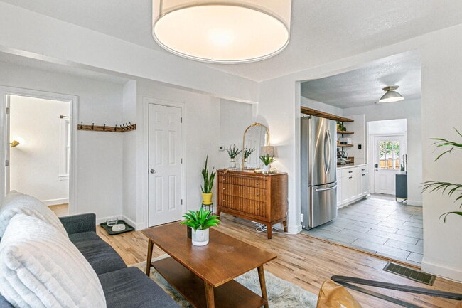 Building Photo - $2,595, 3-bed, 2-bath, located in Denver w...