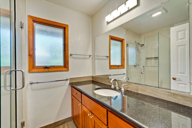 Building Photo - Excellent 3 Bedroom 2 Bath In A Great Neig...