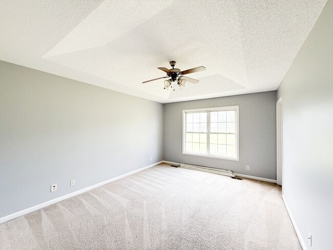 Building Photo - 4 Bedroom 3 Bathroom Home!