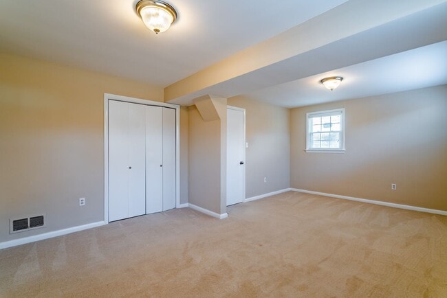 Building Photo - Gorgeous 4 Bed 3 Bath Brick Home In Serene Hollindale