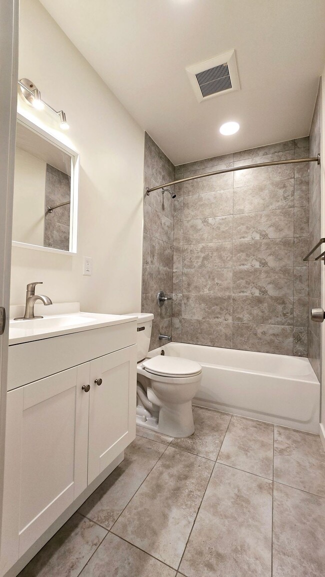 Building Photo - Redwood City: Remodeled Studio w/ Laundry In Unit & Parking Included