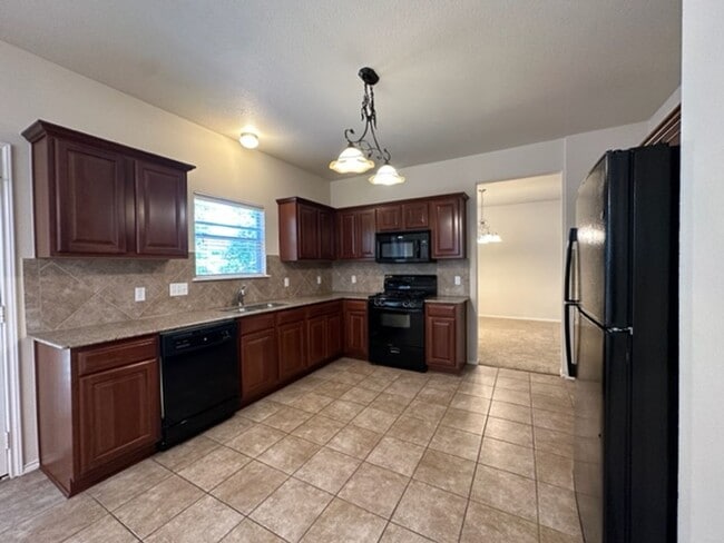 Building Photo - Wonderful home is South Austin. Great loca...