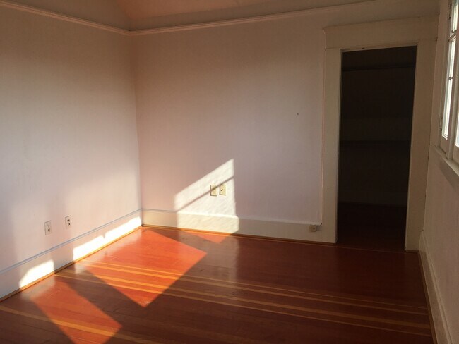 Building Photo - 6 Bedroom House near Downtown and Universi...
