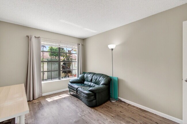 Building Photo - 460 Hardwood Pl