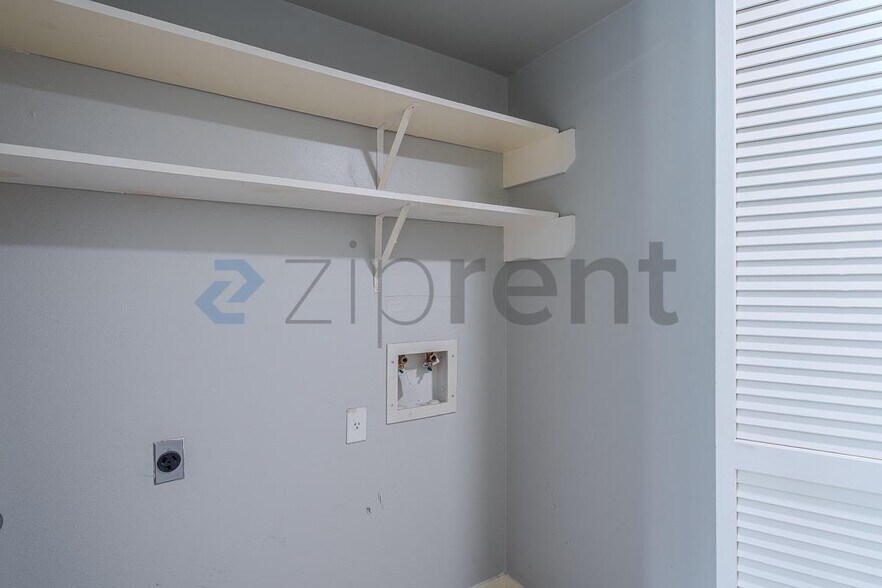 Building Photo - Unit