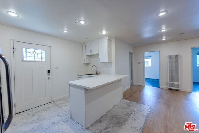 Building Photo - 837 Sunset Ave
