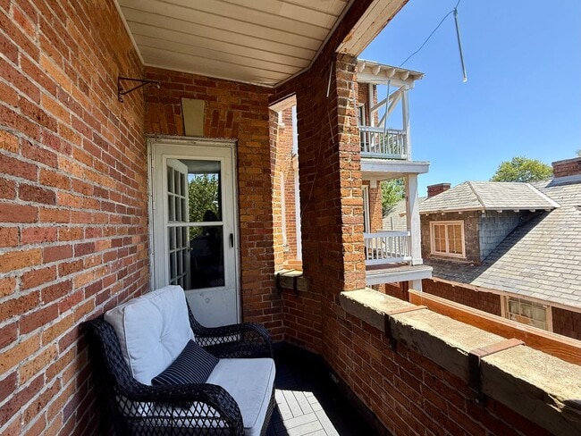 Building Photo - Charming 2-bedroom, 1-bath condo in the heart of Ghent