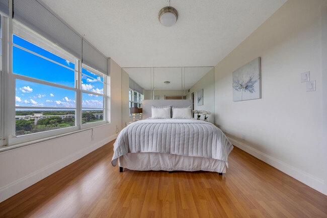 Building Photo - 575 Oaks Ln