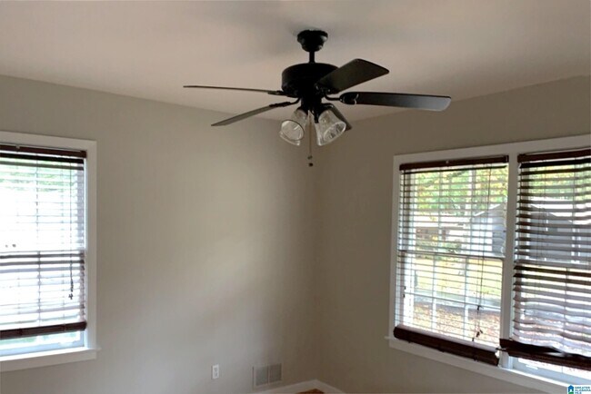 Building Photo - 1213 Oakwood St