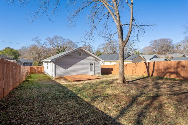 Building Photo - Charming 3-bedroom, 1-bathroom home locate...