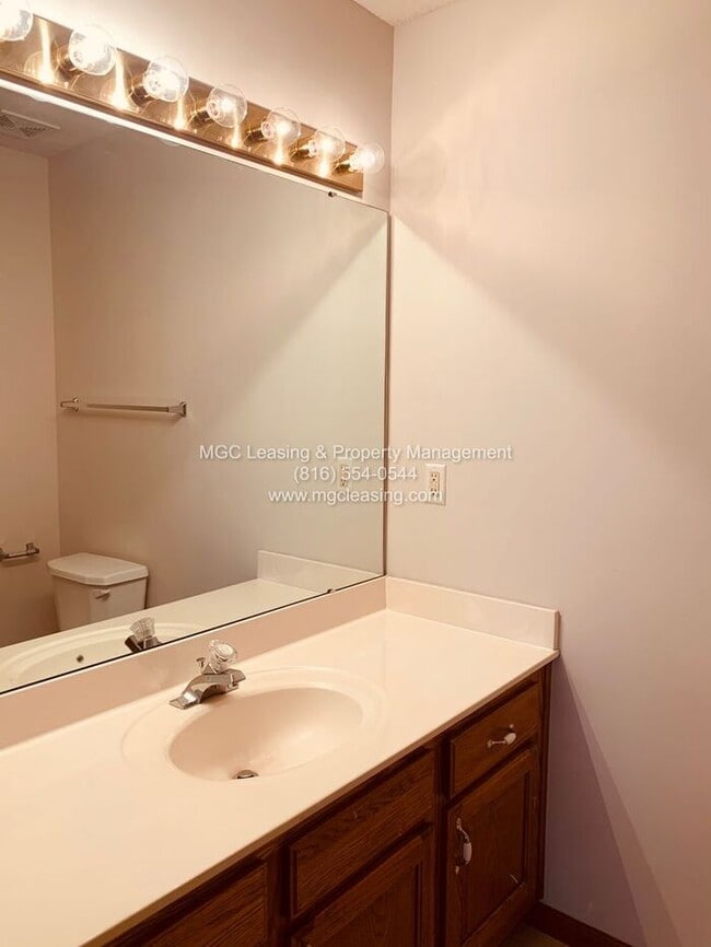 Building Photo - Spacious Raymore Townhome in Prime Remington Village Location