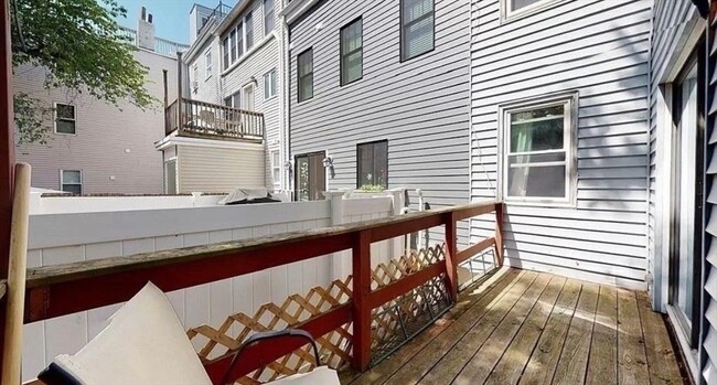 Building Photo - 93 Baxter St