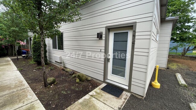 Building Photo - Modern 2 BD | 1 BA Duplex - SE PDX